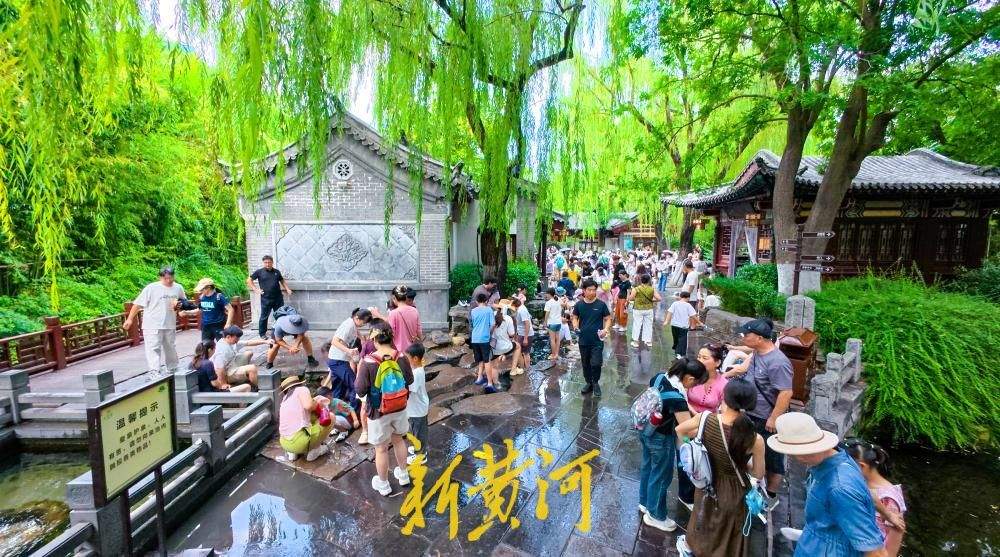 高温天气持续，“清泉石上流”景观迎来纳凉客流高峰