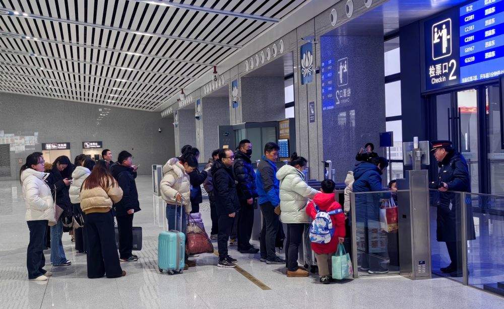 多条高铁首迎春运：缩短的是归途 加速的是发展