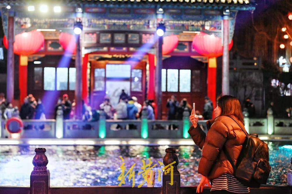 泉在济南过大年丨趵突泉三股水“水涌若轮”夜景如画