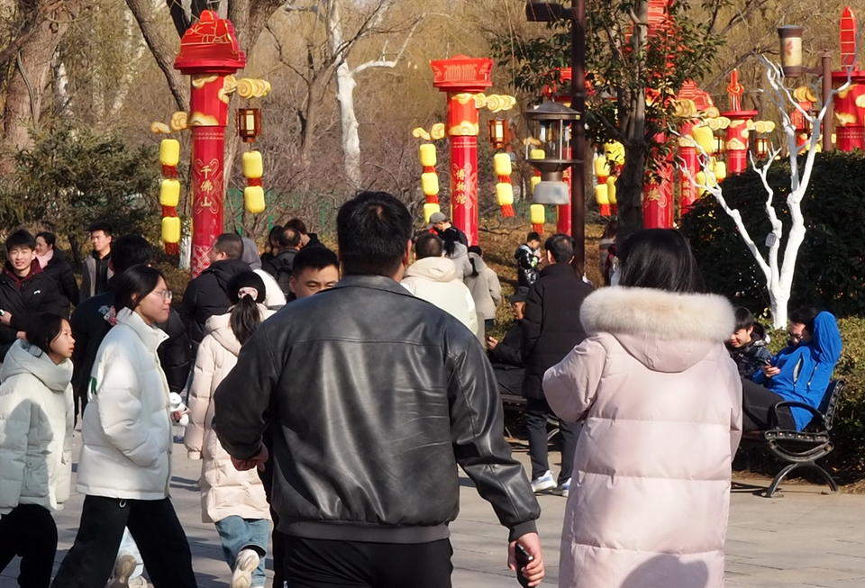 元宵佳节济南阳光明媚，大明湖畔游客如织