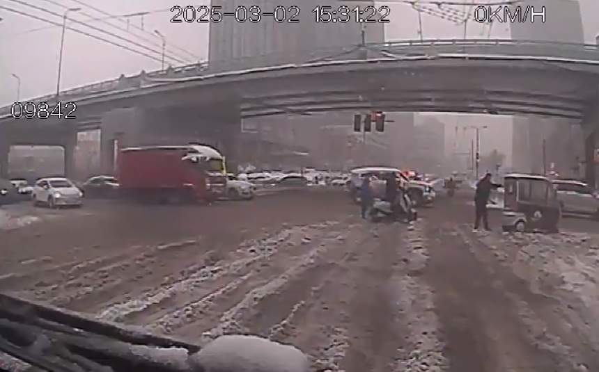 更多公交“推车侠”现身 他们是这座城最温暖的底色