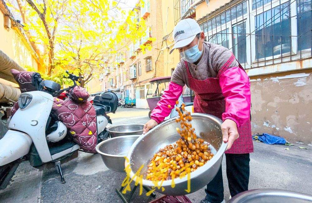 夫妻独创“琉璃地瓜”火爆出圈 社区小店排起网红长队