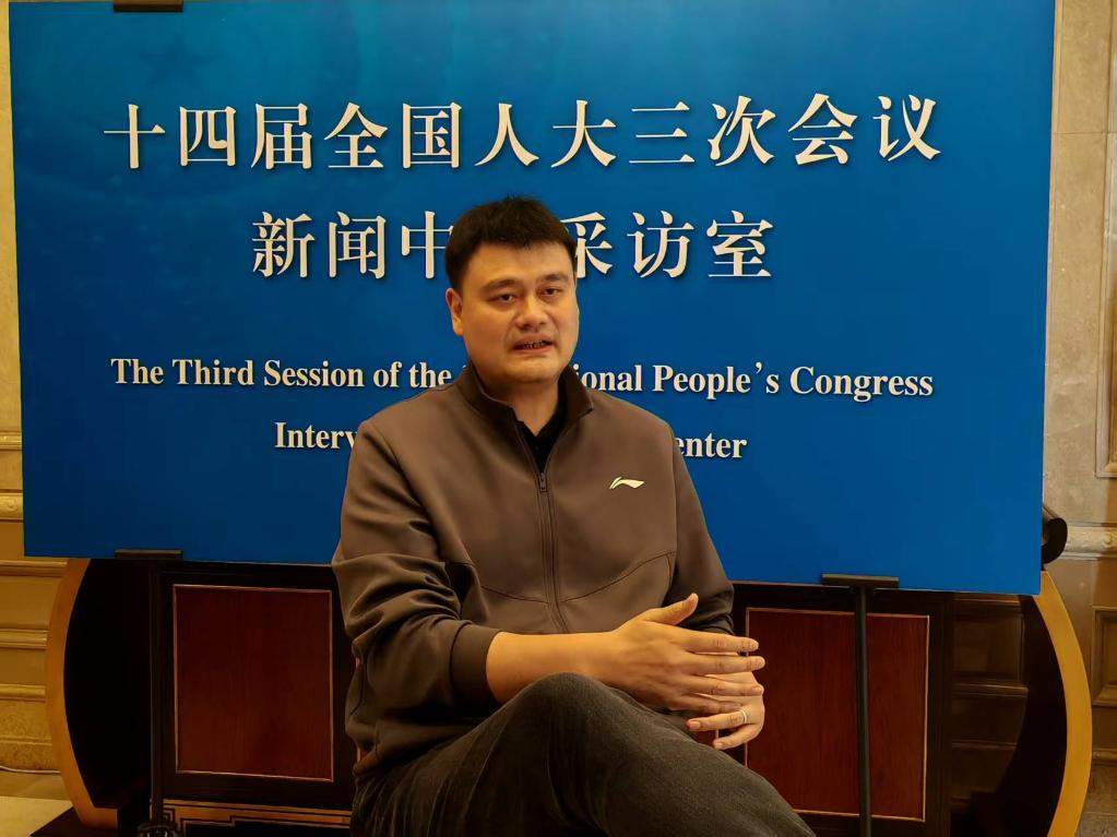 两会现场速递丨“熄屏24小时”！“大个子”姚明代表支招孩子们健康成长