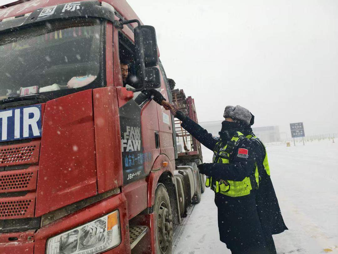 新春走基层·边疆万里行④|达坂枣红浓,国门藏蓝深
