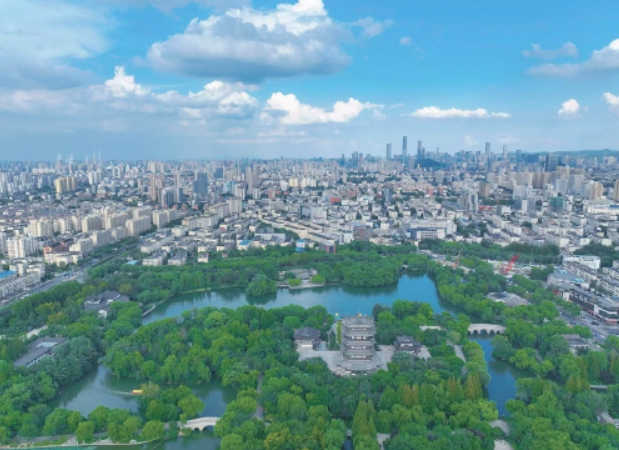 “秋老虎”伴泉城蓝 古今建筑共绘泉城天际画卷