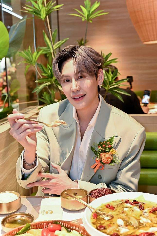 鱼你在一起全球首家山野风门店落地泰国，泰国艺人Boun文总助阵