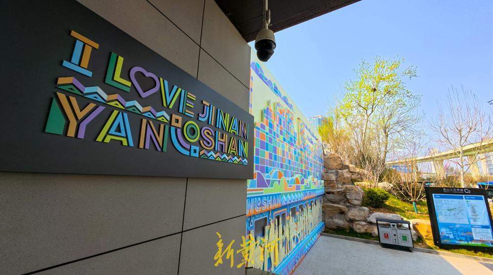 济南地铁出入口新增五彩壁画 灰墙变身“城市生活图鉴”