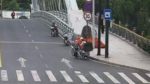 桥上推车的姑娘找到了！小林老师，你真美