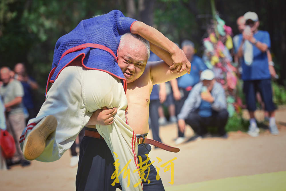 一“跤”高下，济南英雄山下再现摔跤名场面