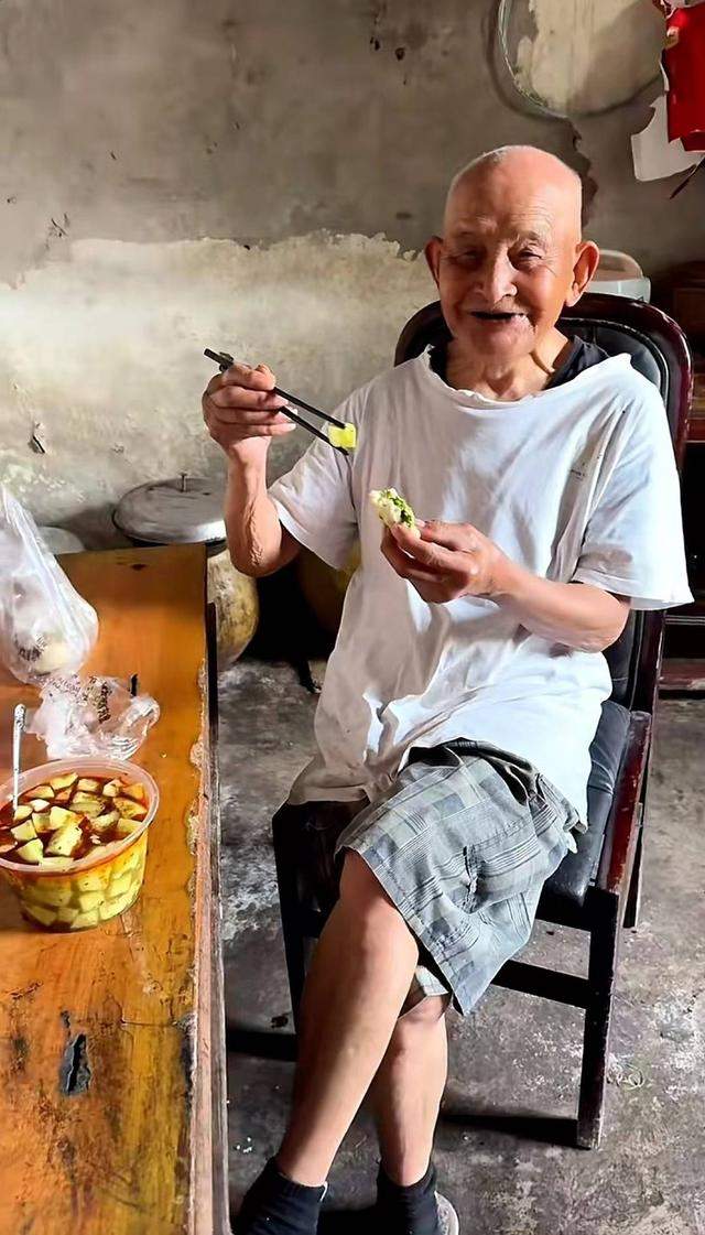 101岁爷爷给55岁孙子雨中送伞 网友：50多岁的孙儿还有爷爷疼，好幸福