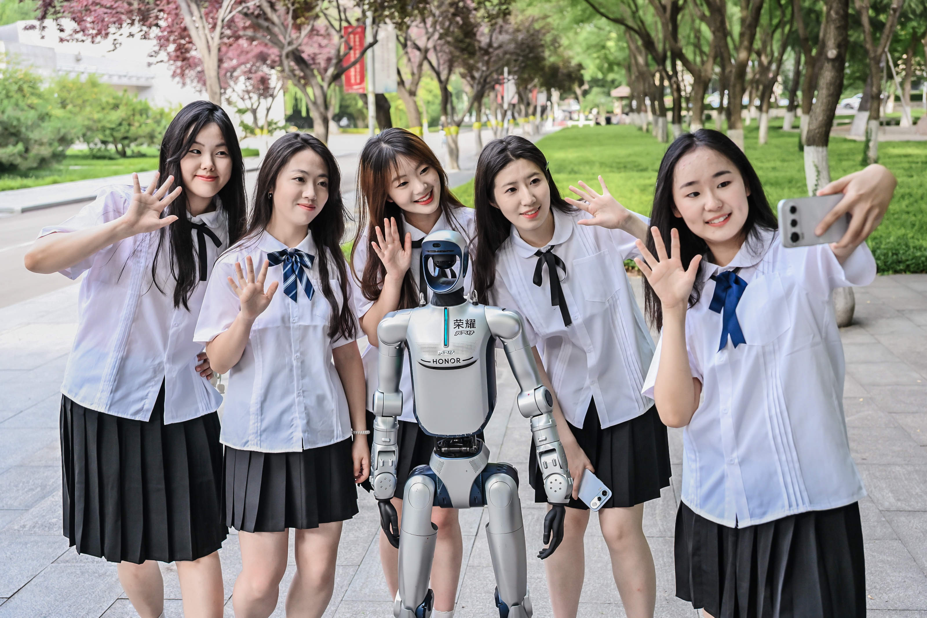 荣耀机器人走进山东大学 与学生惊喜互动