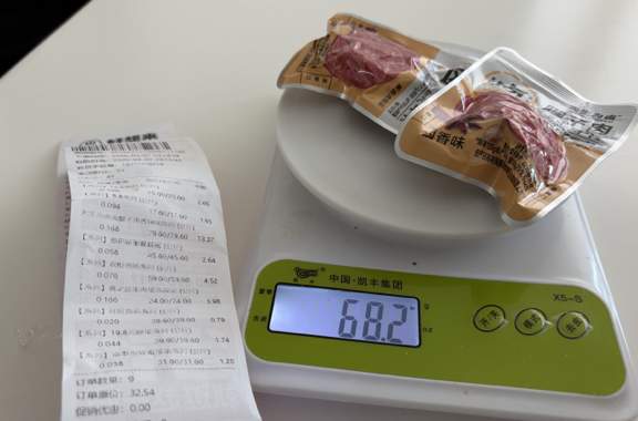 门店遍布大街小巷，大型超市为何找不到赵一鸣、好想来同款零食：同款商品规格有差异，部分散称零食价格更高
