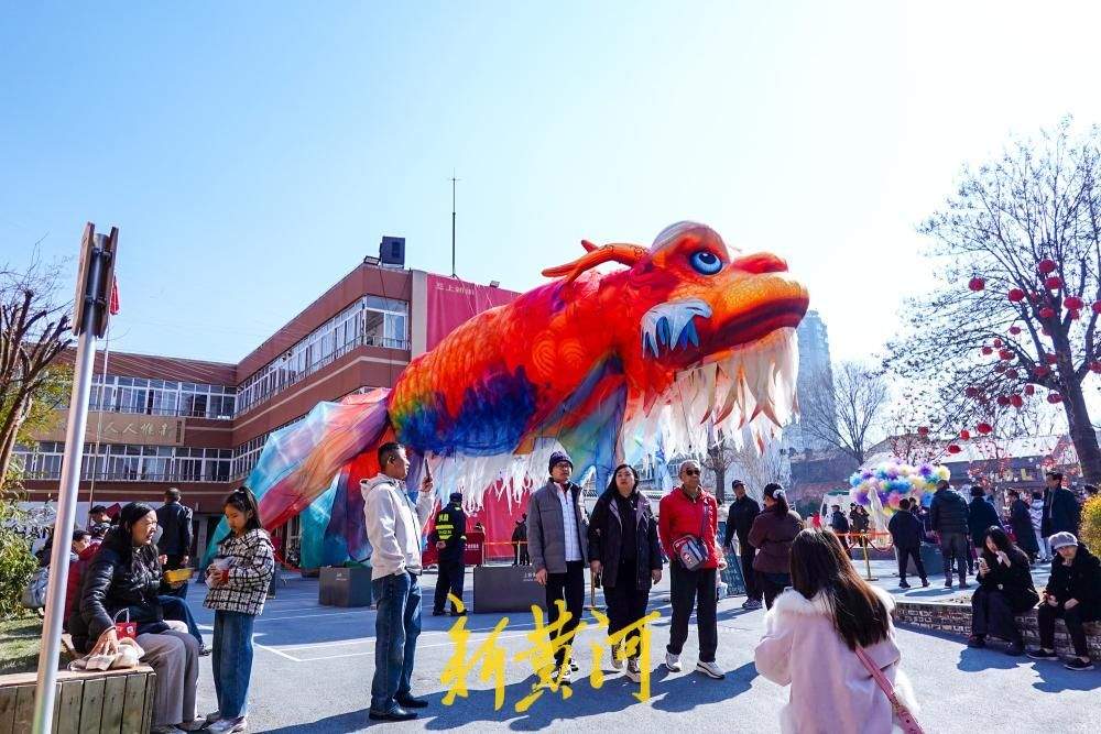 济南上新街添“独占鳌头”好彩头,巨型空飘鳌鱼成新网红