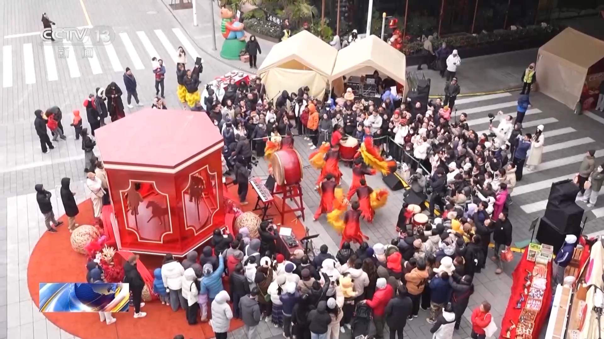 反向团圆、大厨上门、机器人写对联……今年过年多了新变化