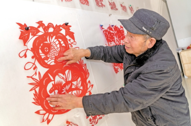 剪纸“牧马人”徐健 三百六十五幅“骏马”奔腾迎新春