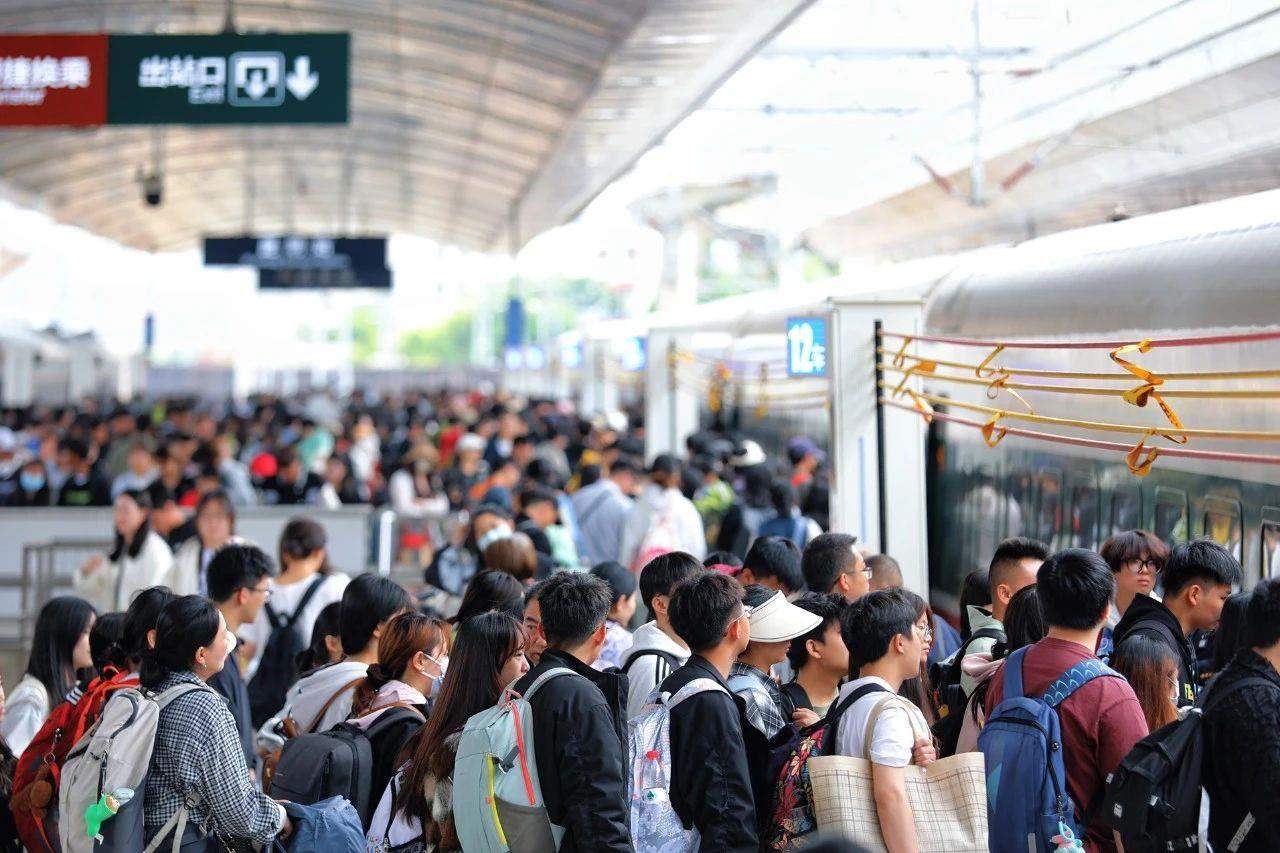 连续3天同比增幅超10%！今日全国铁路预计发送旅客1800万人次