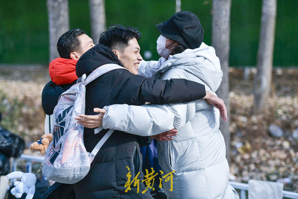 济南艺考现场打分揭晓成绩 考点外有欢笑亦有泪水