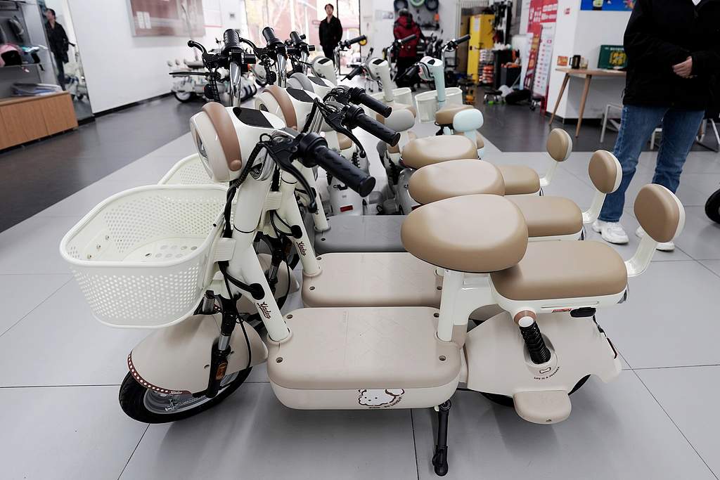 新国标电动自行车不能带小孩?超速会断电?专家详解→