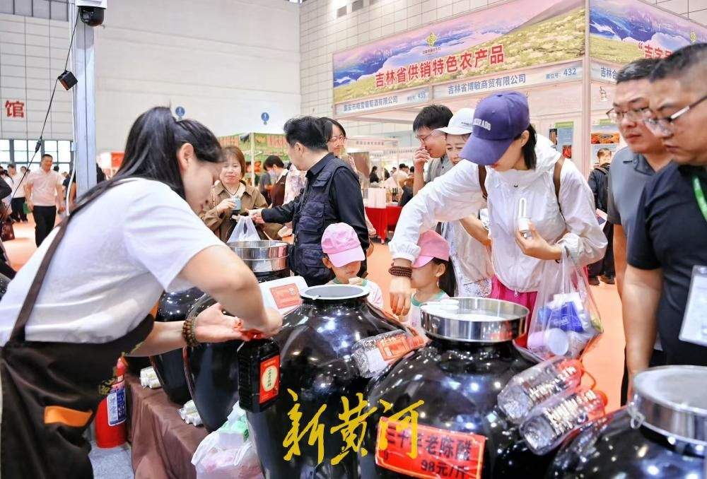 山东农产品交易会人气旺，市民淘购各地好品