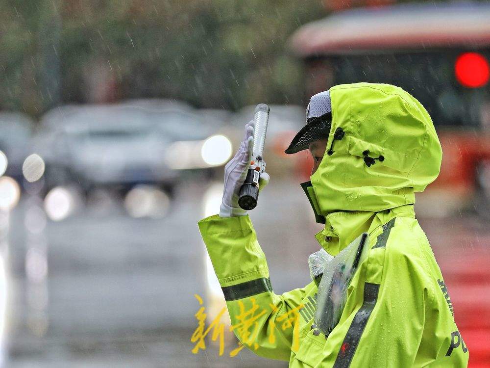 一场秋雨一场凉，交警雨中执勤忙
