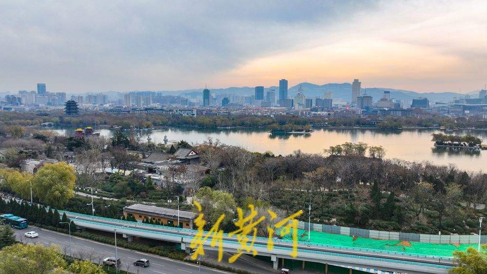 冷空气来袭，云层中暖光倒映大明湖