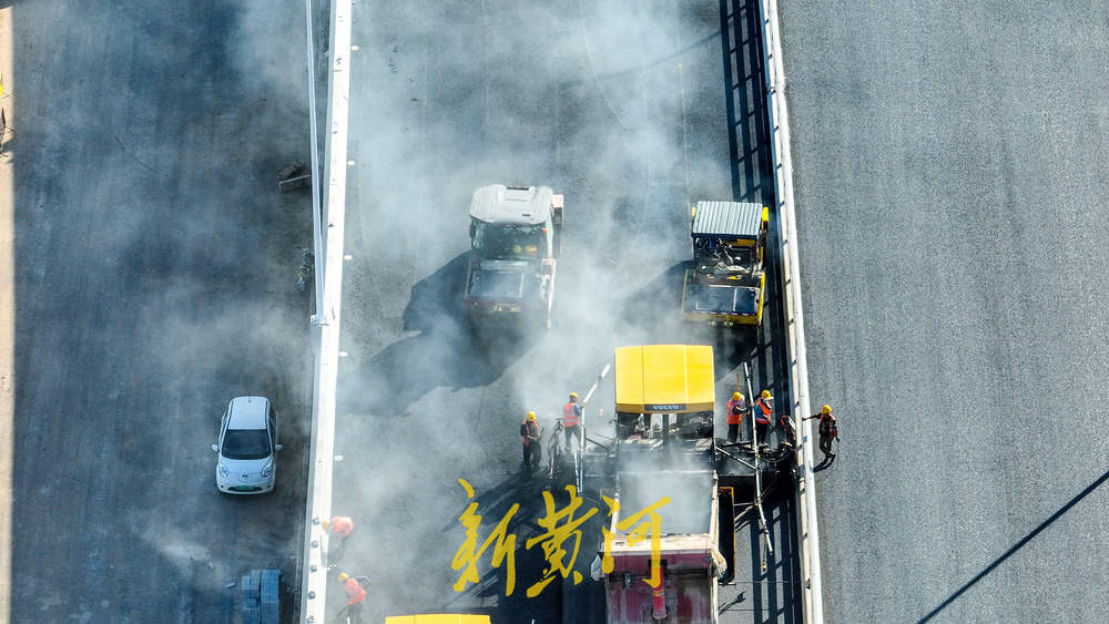 跨越济广高速连接跨黄大桥，济南齐鲁大道北延新建高架开铺沥青