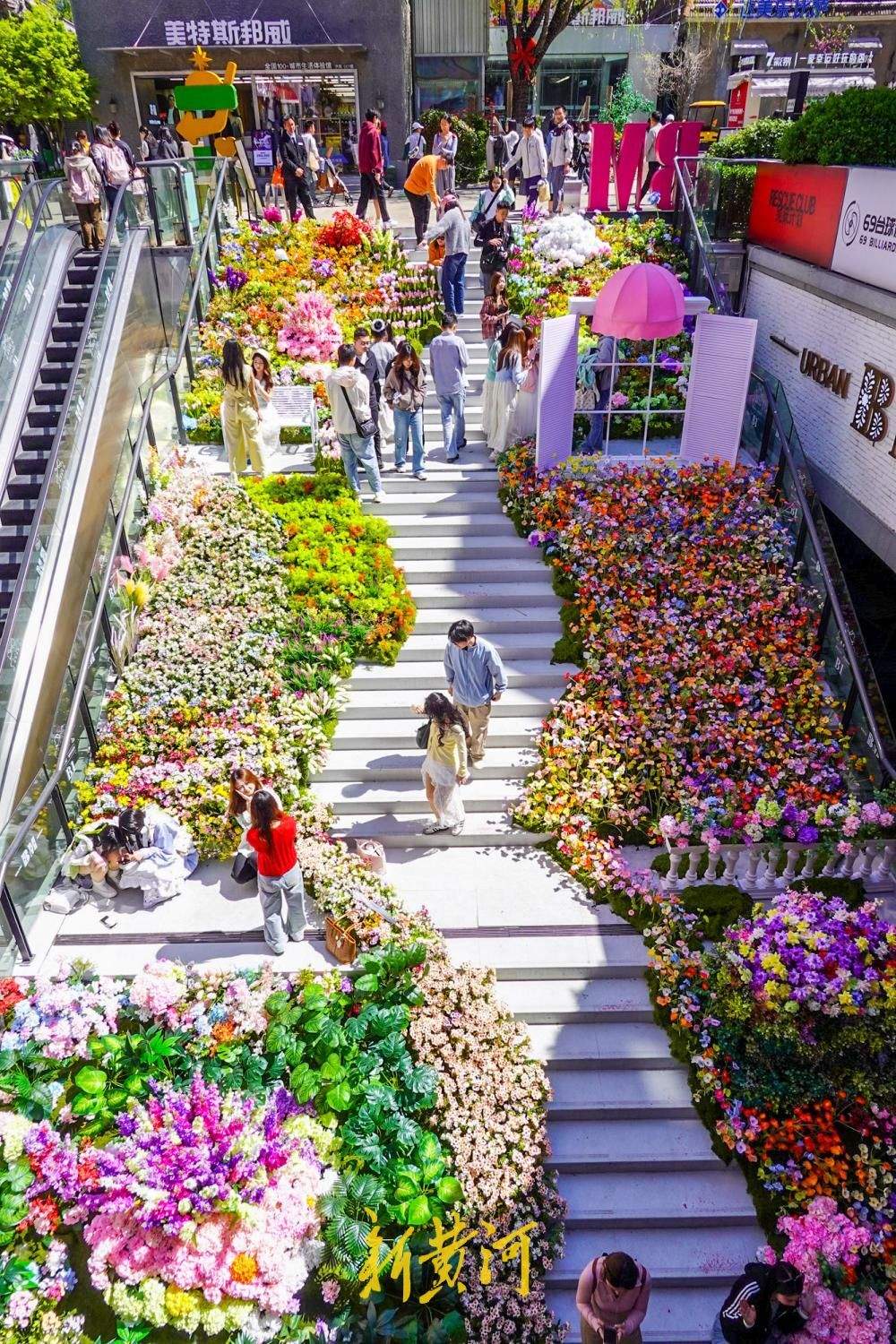 济南老商埠露天楼梯变身“彩虹花海”,网红打卡带动地下商场消费