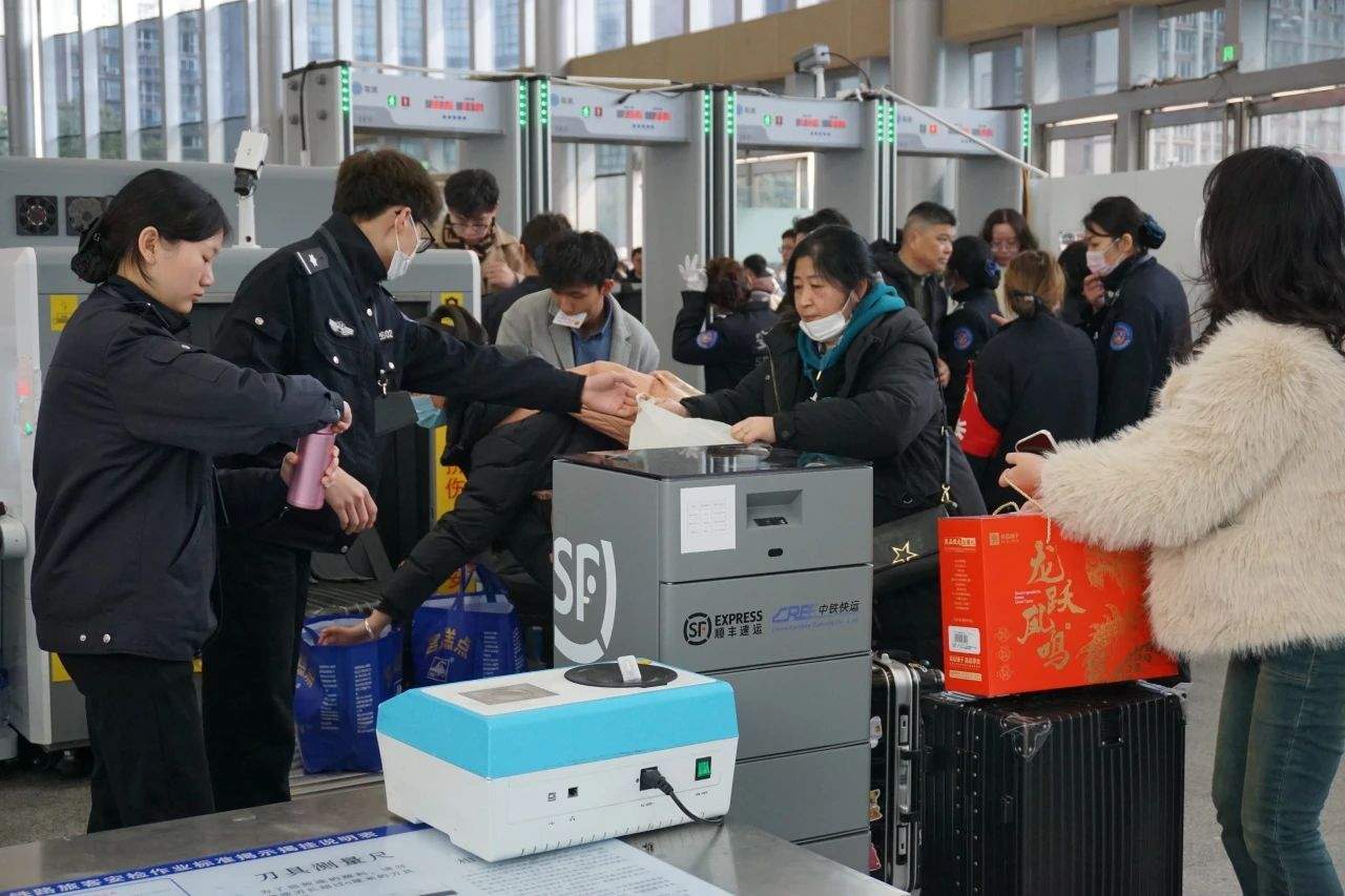 行李箱里“爸妈满满的爱”,都能带上火车吗?