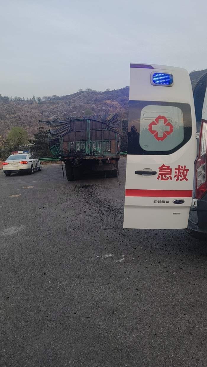 25岁山东小伙在山西宝塔山隧道内驾车穿越浓烟救人