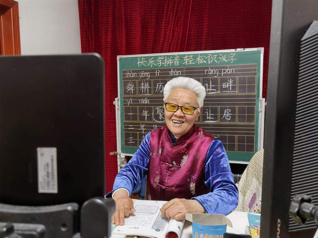 时代人物丨“银发知播”杨维云：在直播间里，回应那些识字的渴望