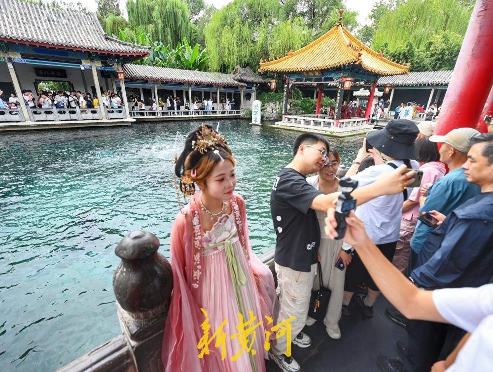 济南：趵突腾空迎佳节