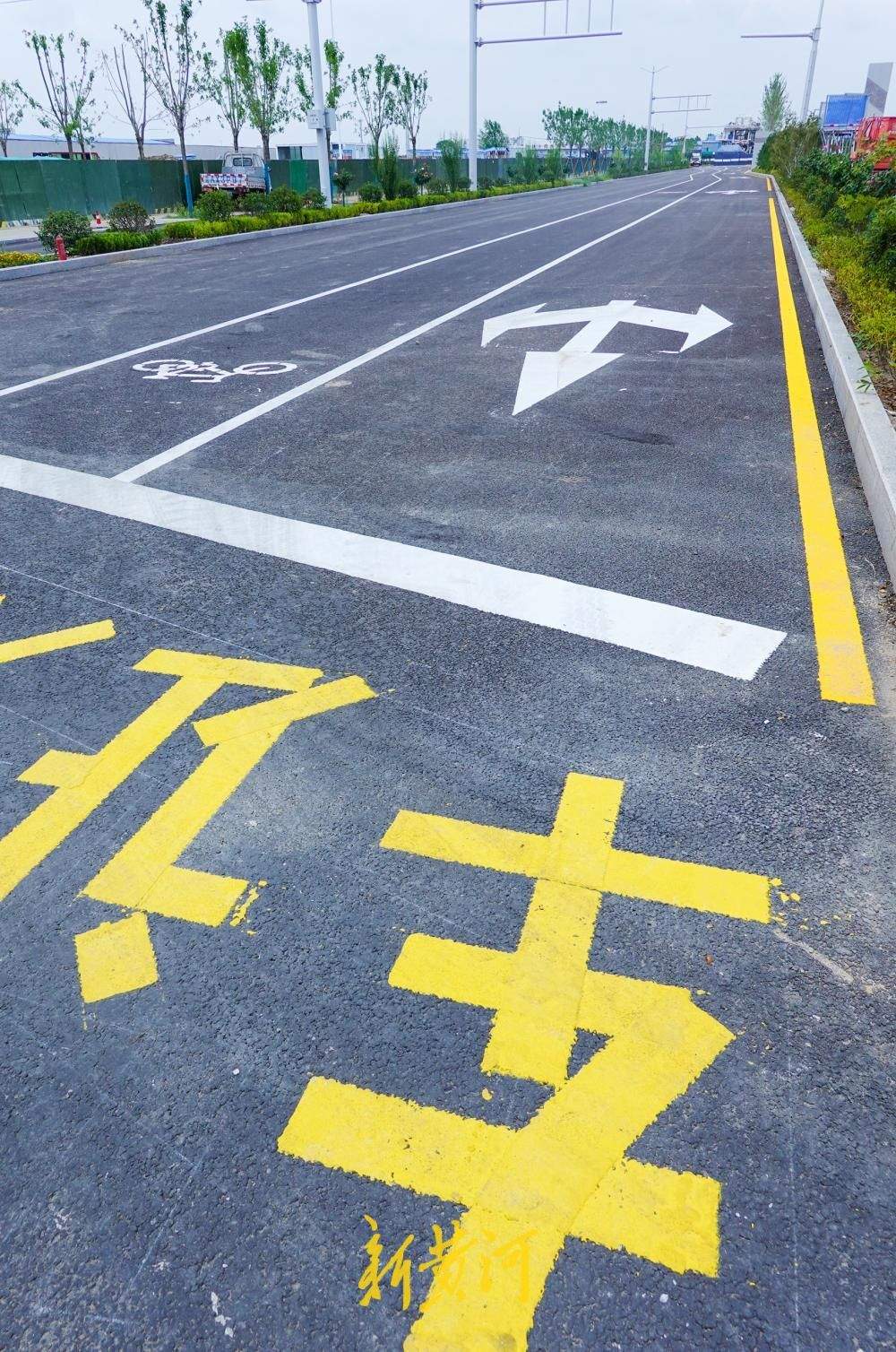 济南黄岗路黄河隧道南口道路建设初具规模 三个出入口交通标识施划完成