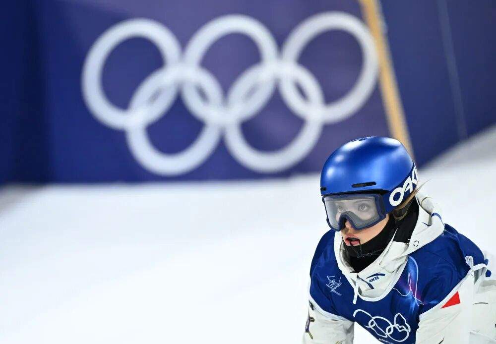 全网好奇，谷爱凌嘴里咬的东西是啥？