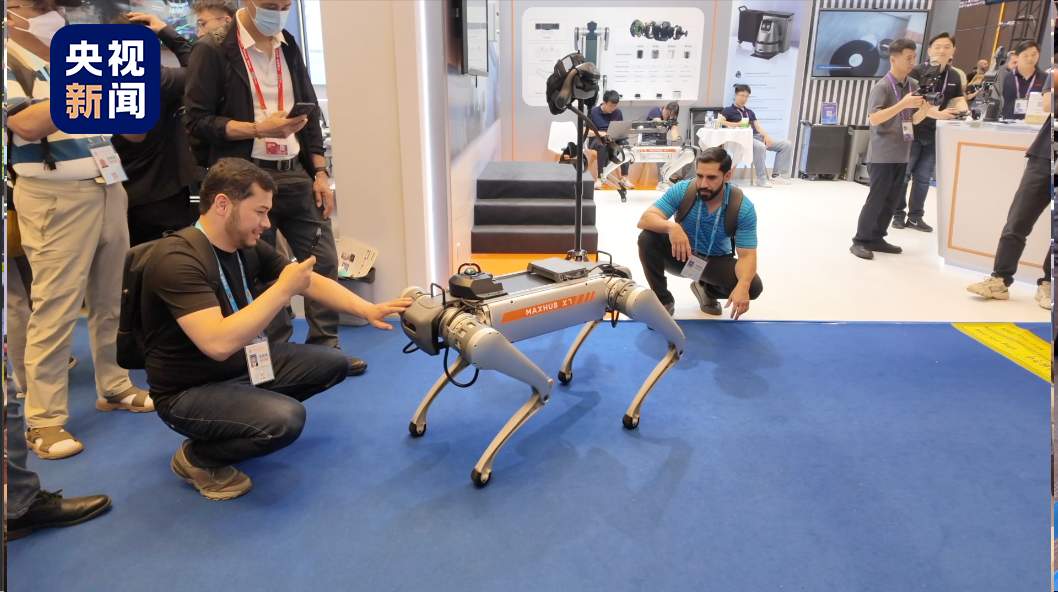 广交会暖心一幕！中国机器人，帮外国友人重新站立行走