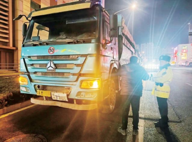 济南交警整治超限超载4辆“百吨王”被查