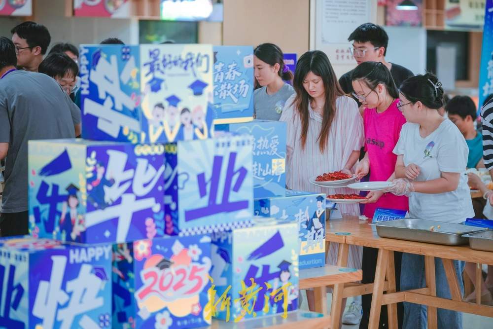 500斤小龙虾亮相毕业宴！齐鲁工大祝学子们：人生一路“红火”出圈