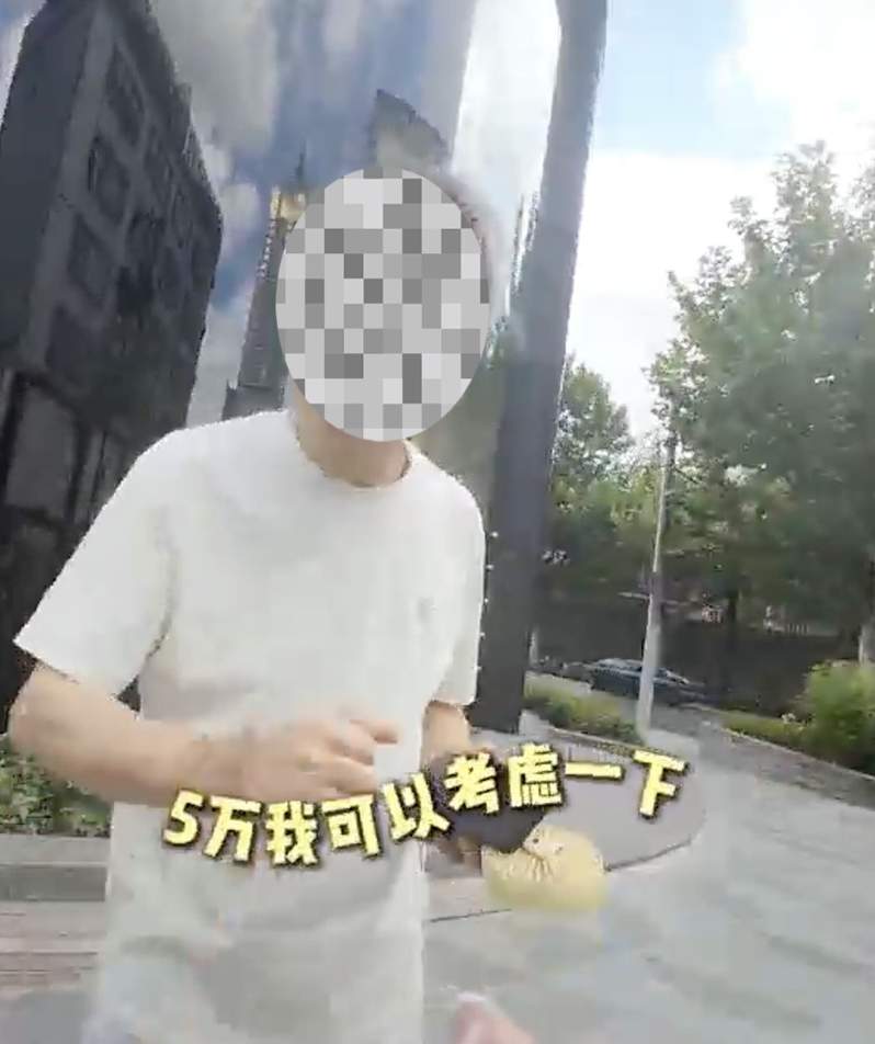 上海老伯街头“捡拾”LV名包，向失主索要5万元？警方：剧本，自媒体为流量虚假摆拍