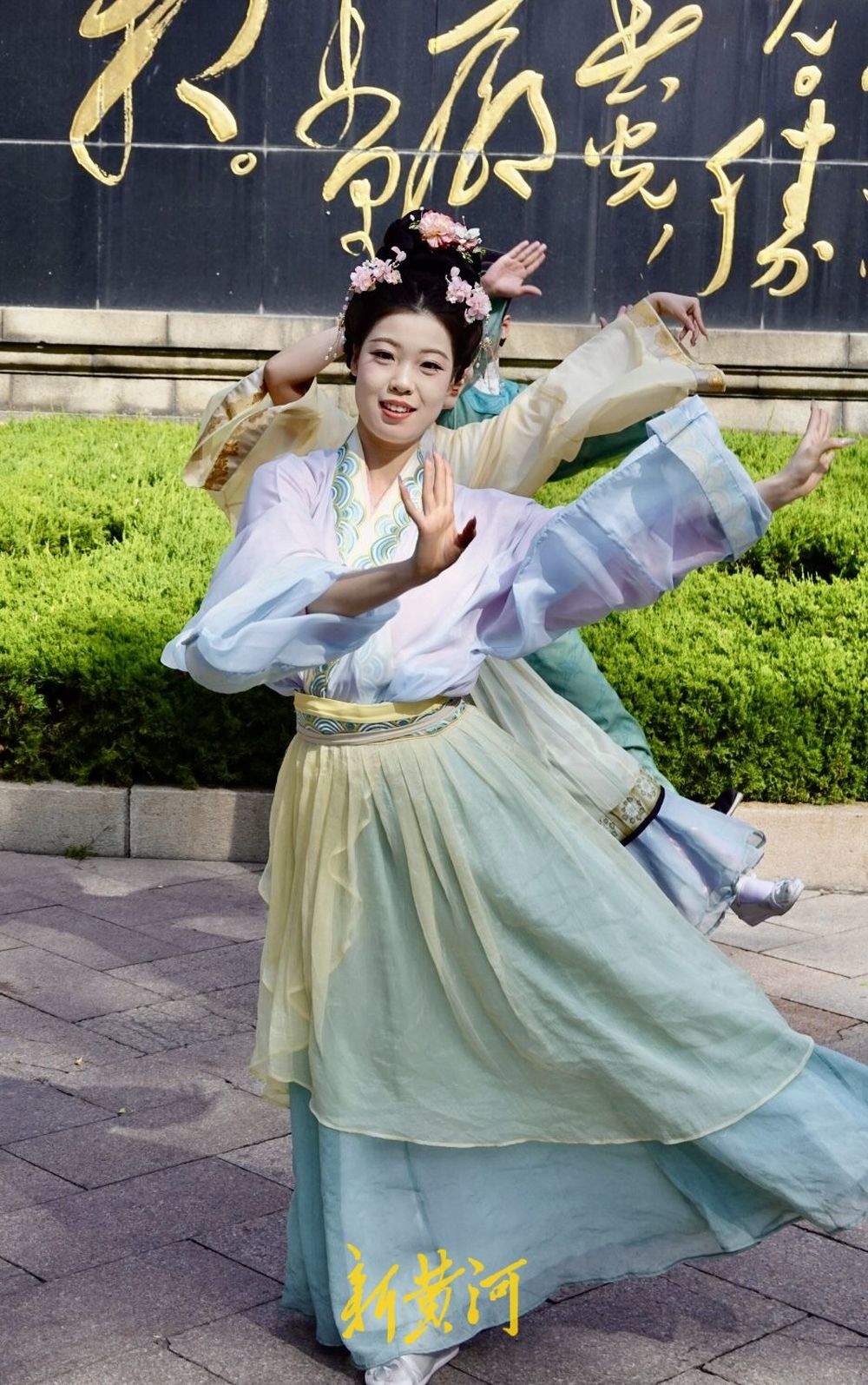 大明湖“趵突夜画·名士天团”古风巡游，舞者身着汉服沿湖起舞