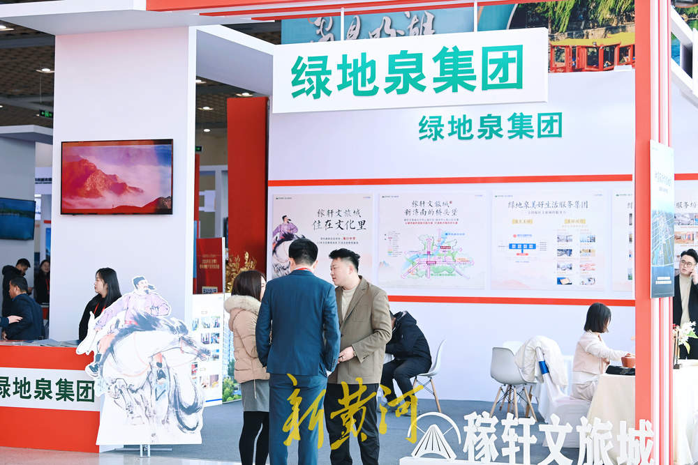 济南春季房展会今日开幕，有市民早上9点就携家带口来看房