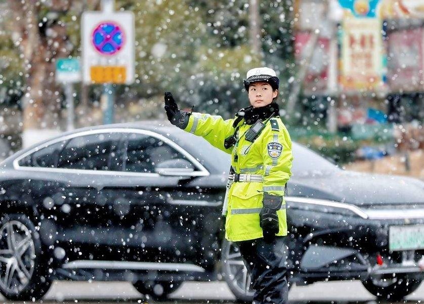 济南初雪如约而至，女交警雪天路中坚守保畅通