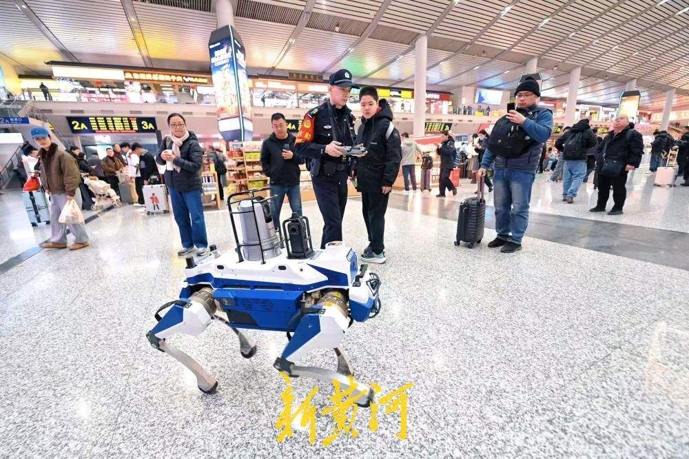 警用“机器狼”亮相济南西站，旅客可点击其机身“一键报警”