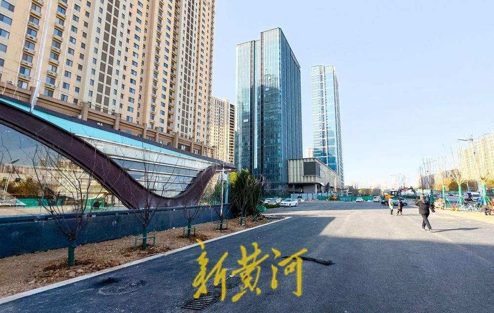 济南经十路施工围挡分批拆除 地铁4号线沿线道路加速“焕新”