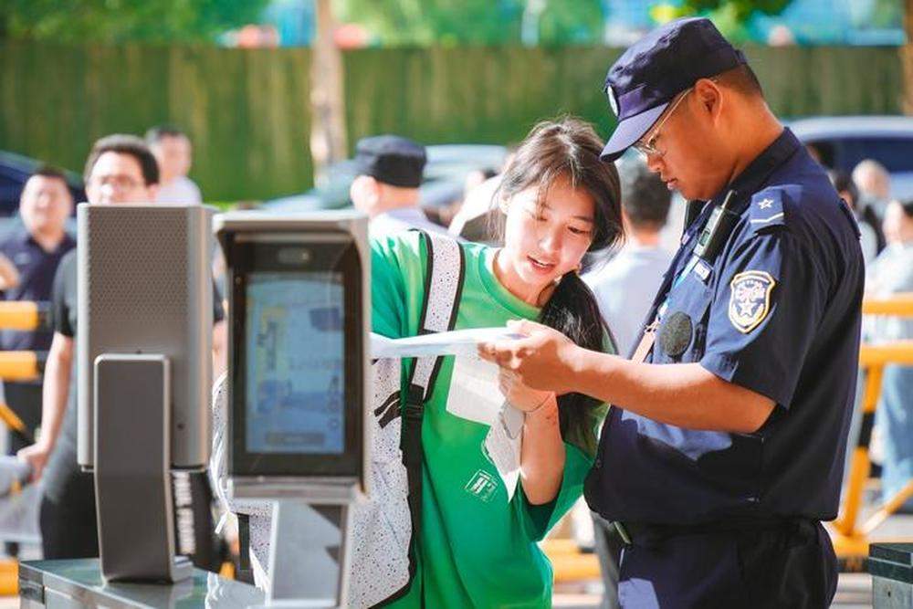 手绘高考日程表、向日葵送考团、铁骑护考路……一场大考，满城温情