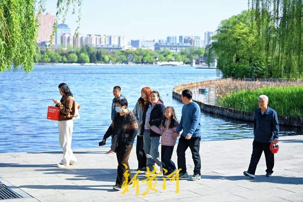 济南大明湖迎客流高峰 游人行走湖畔宛若画中游