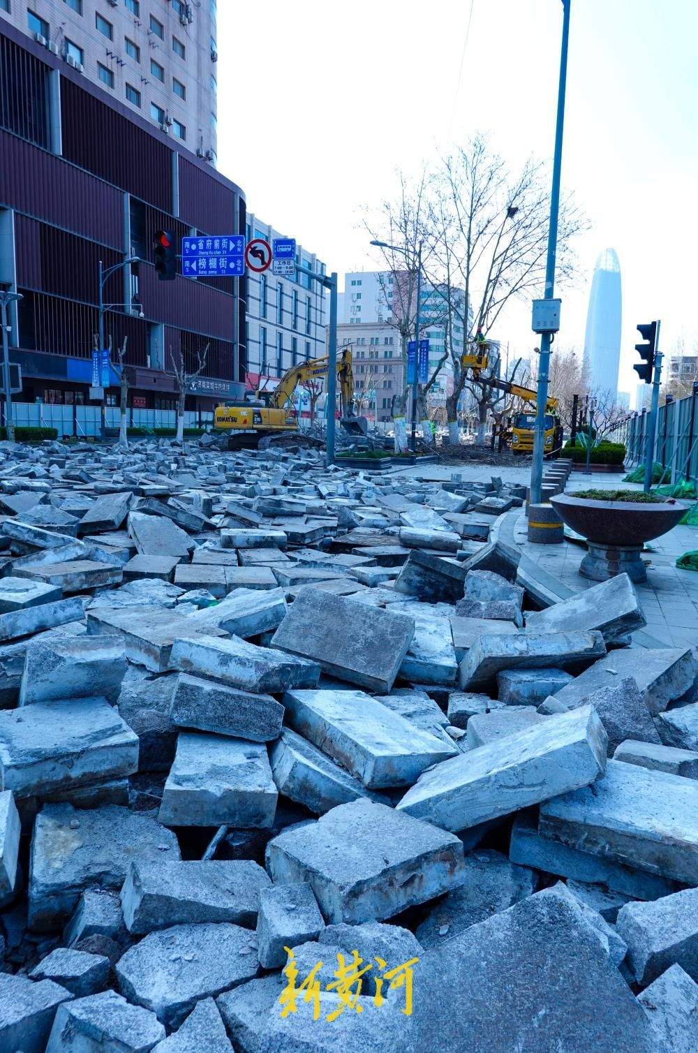 济南泉城路这段石板路拆除换新，道路两侧法桐树同步修剪