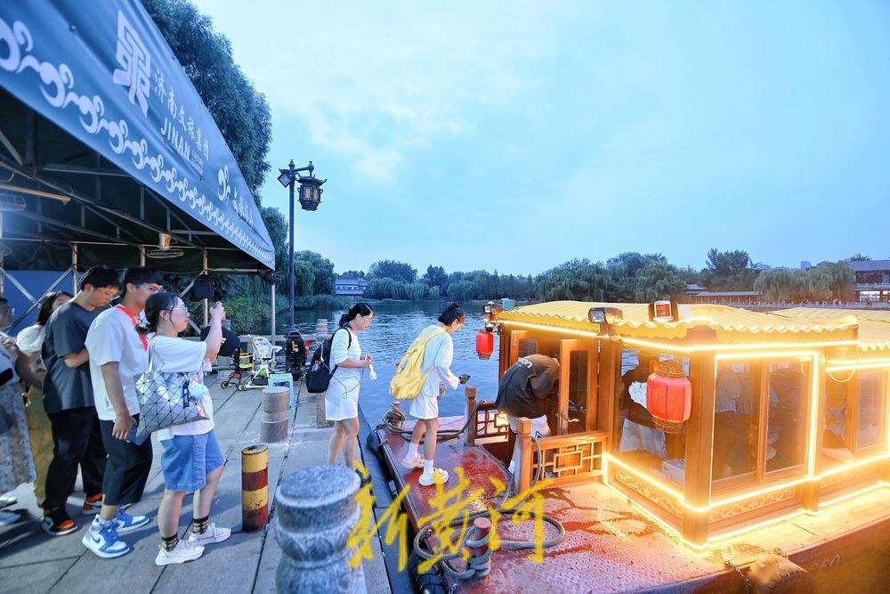 暑期收尾热情不减 大明湖游船码头排长队