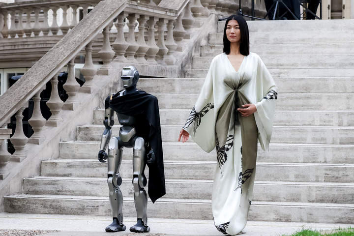 财经聚焦丨AI遇到时尚，中国服装业开启“趣”与“美”