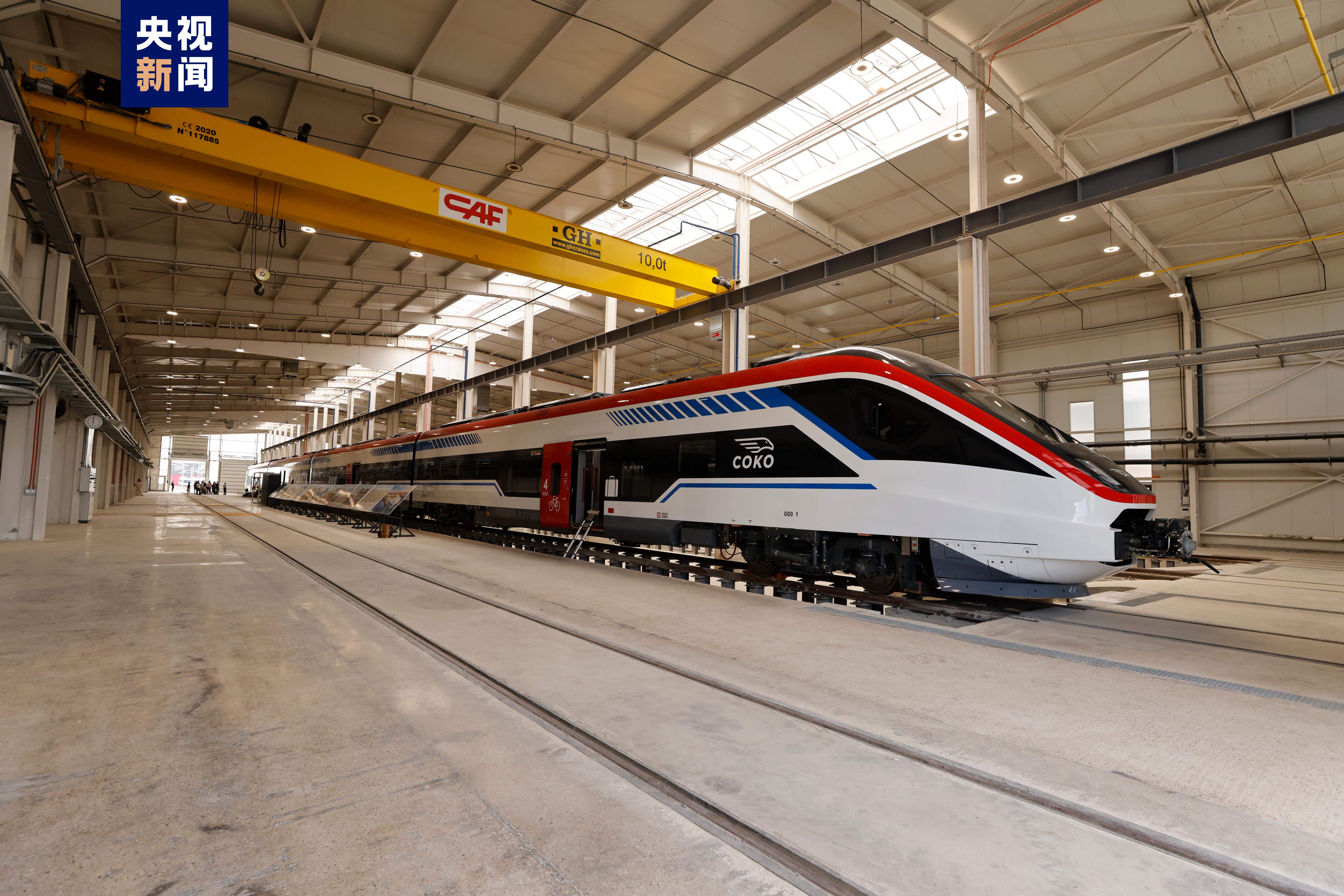 首次进入欧洲!中国研制的匈塞铁路高速动车组在塞尔维亚亮相