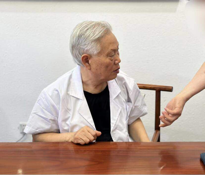 云太医（素朴中医院）何英教授：银屑病不是绝症，中医辨证调治解困境​