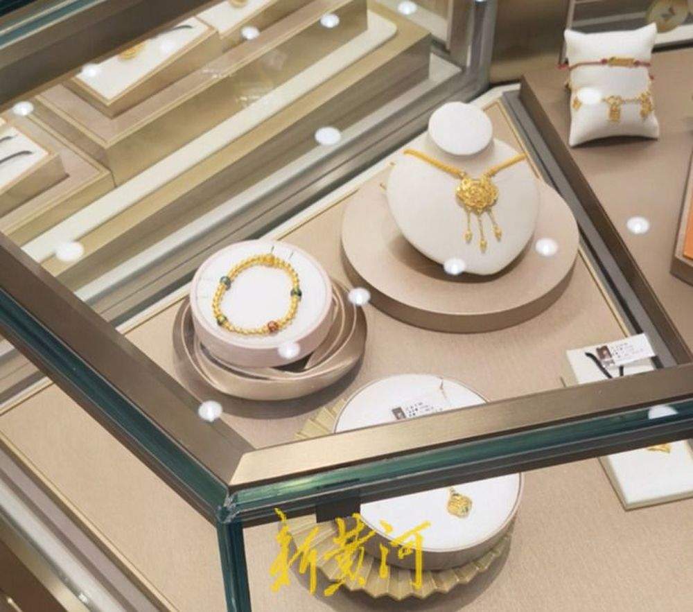金价突破千元？记者实探济南市场：有品牌售价每克825元，消费者多以刚需群体为主
